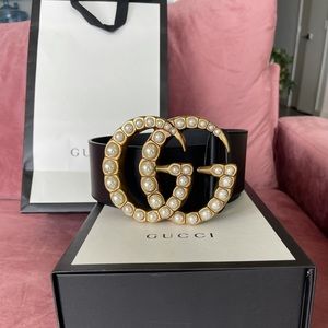 Gucci black leather double G pearl buckle